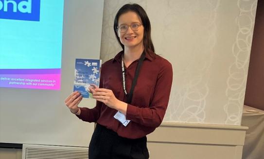 Image of Amy delivering a DESMOND course 